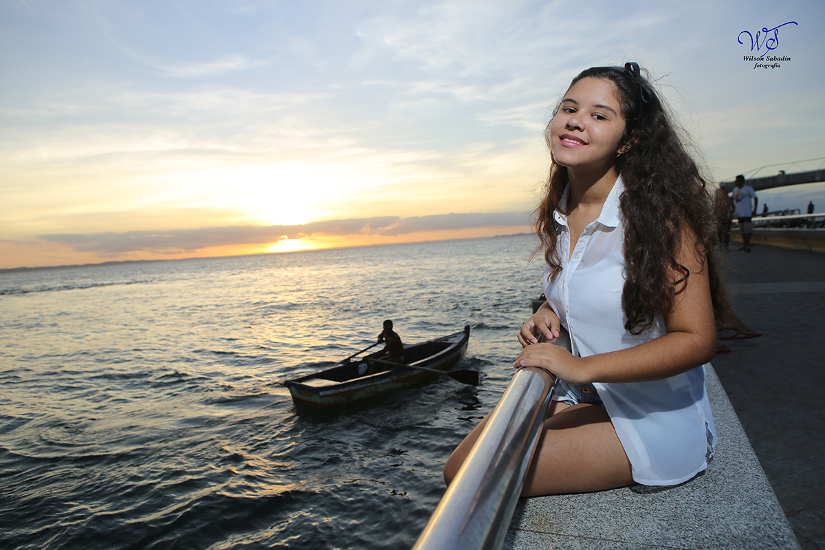 Ensaio de 15 anos, a debutante Vitória enfrente ao barco de pescadores