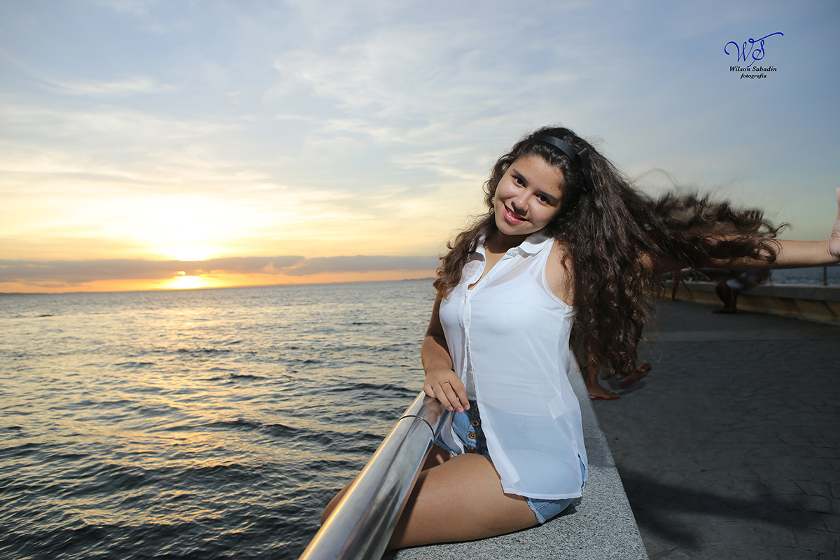 Ensaio de 15 anos, a debutante Vitória próximo ao mar