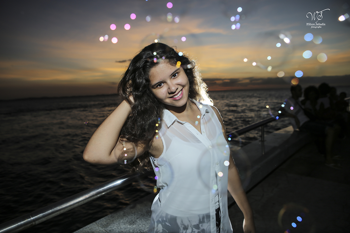 Ensaio de 15 anos, a debutante Vitória brincando com bolhas de sabão