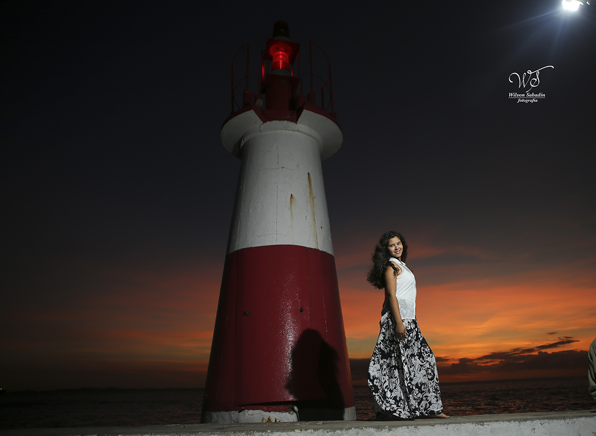 Ensaio de 15 anos, a debutante Vitória de costas para o forte do Humaitá