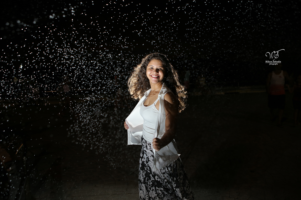 Ensaio de 15 anos, a debutante Vitória brincando com flocos de neve