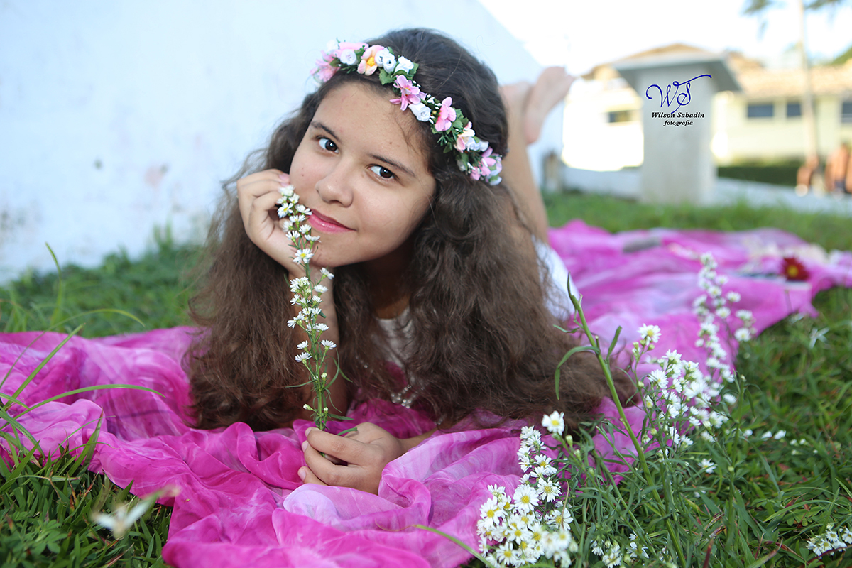 Ensaio de 15 anos, a debutante deitada na grama