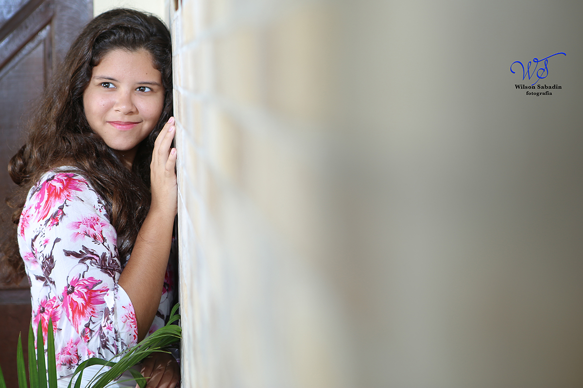 fotografia de 15 a debutante encostada na parede de azuleijos