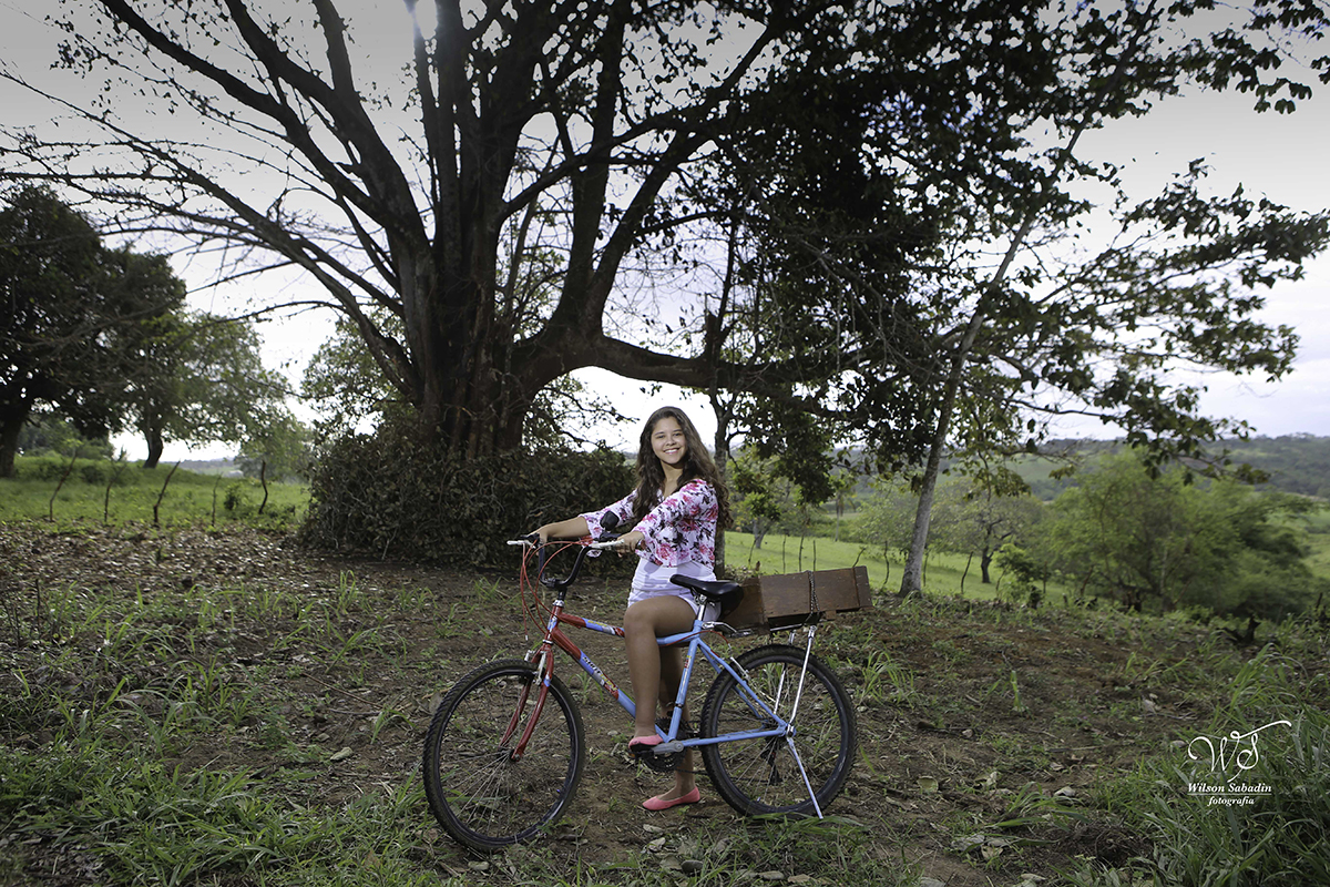 fotografia de 15 a debutante andando de bicicleta antiga