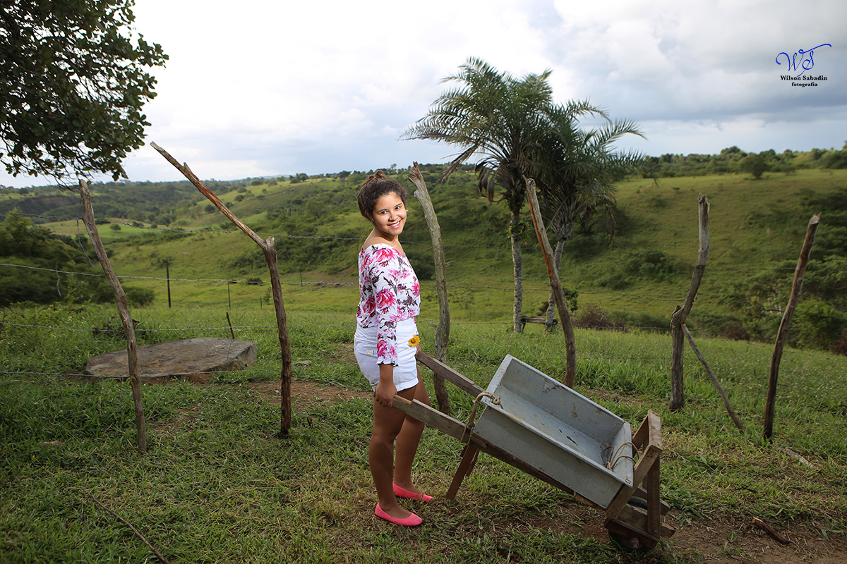 fotografia de 15 a debutante empurrando um carinho de mão