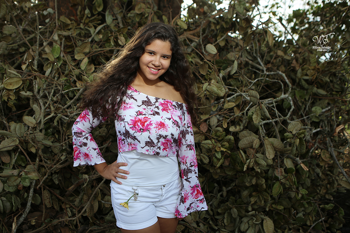 fotografia de 15 a debutante fazendo pose de modelo