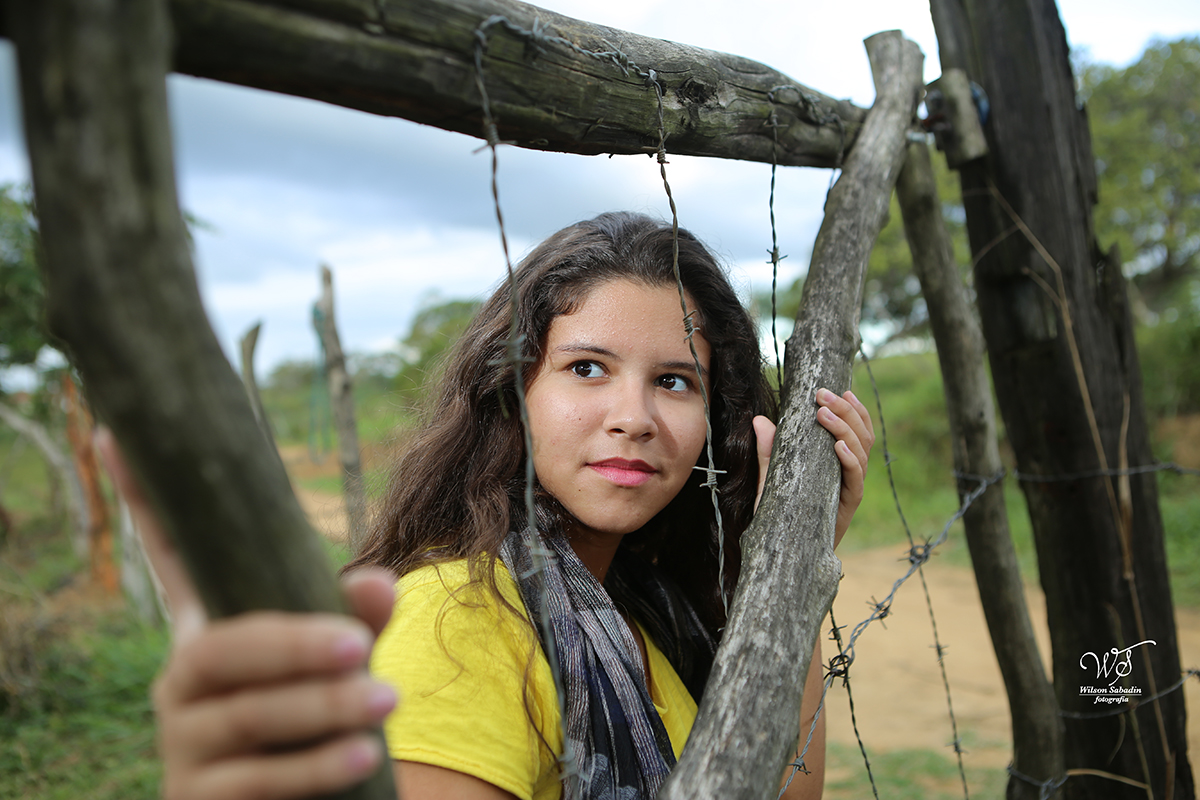 fotografia de 15 a debutante olhando através da porteira