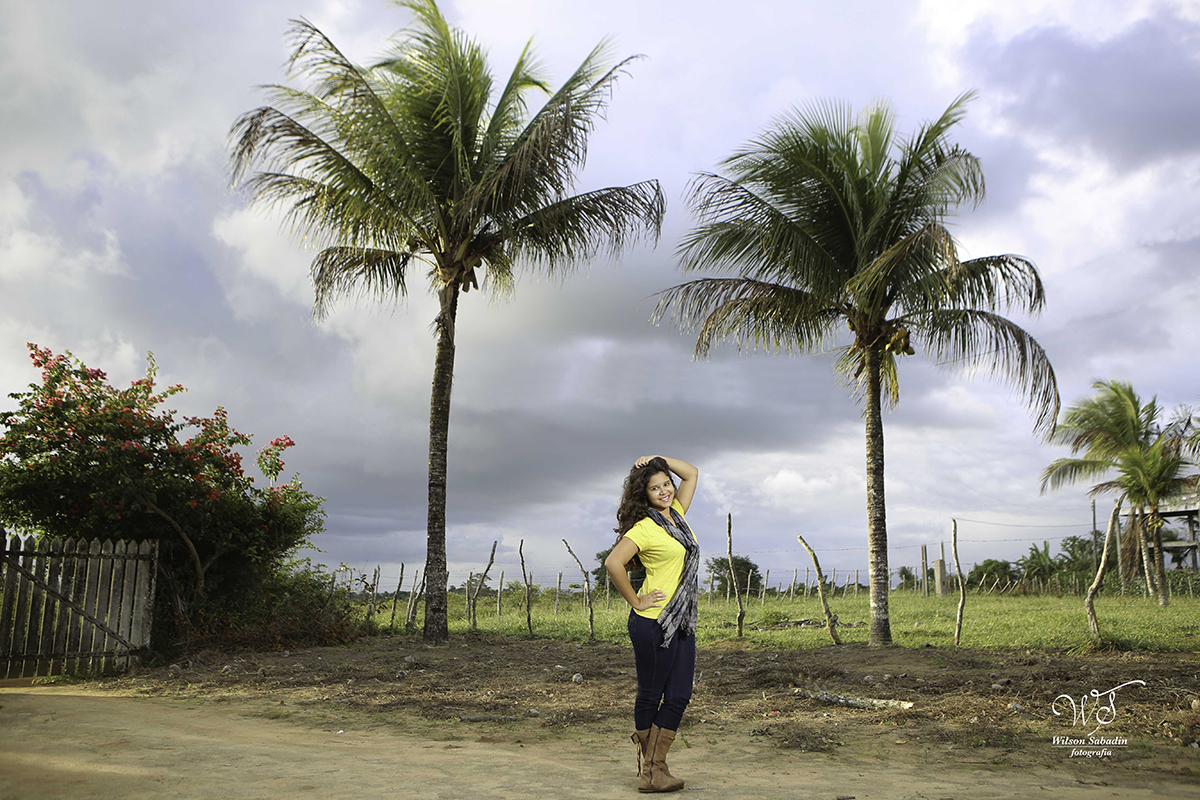 fotografia de 15 a debutante entre os coqueiros