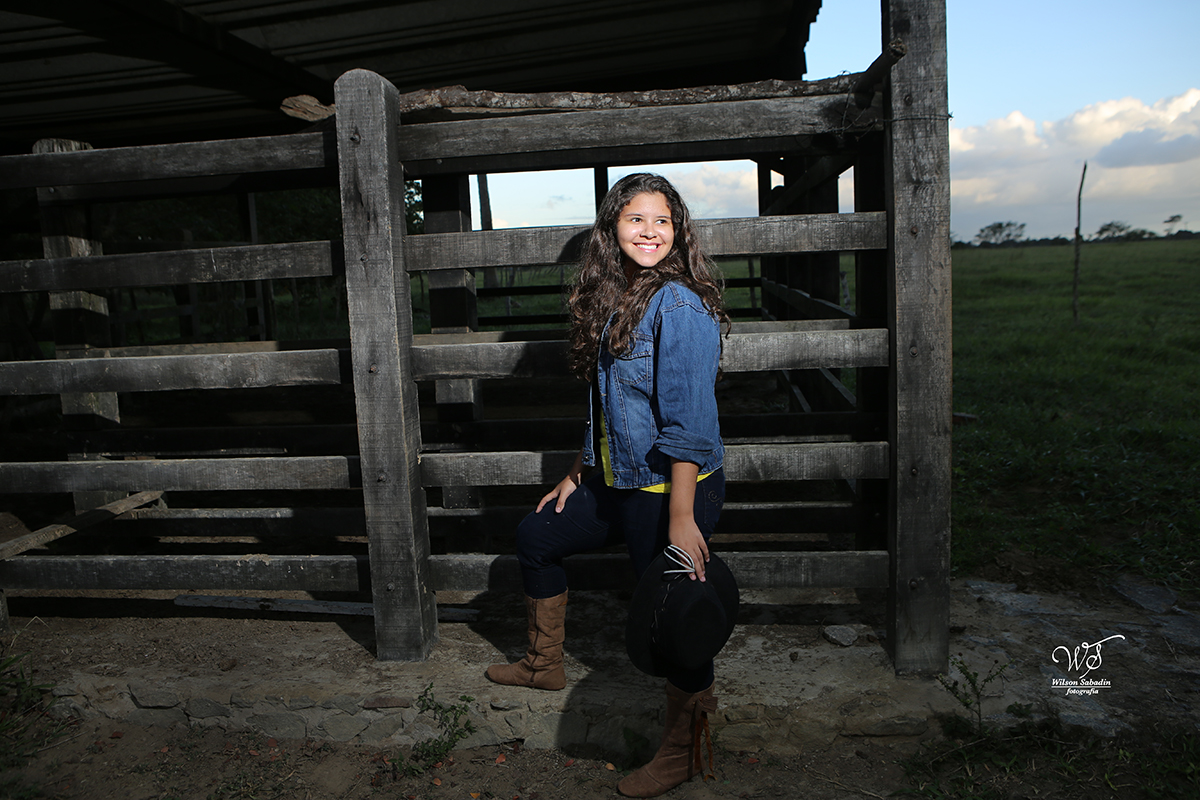 fotografia de 15 a debutante perto do curral