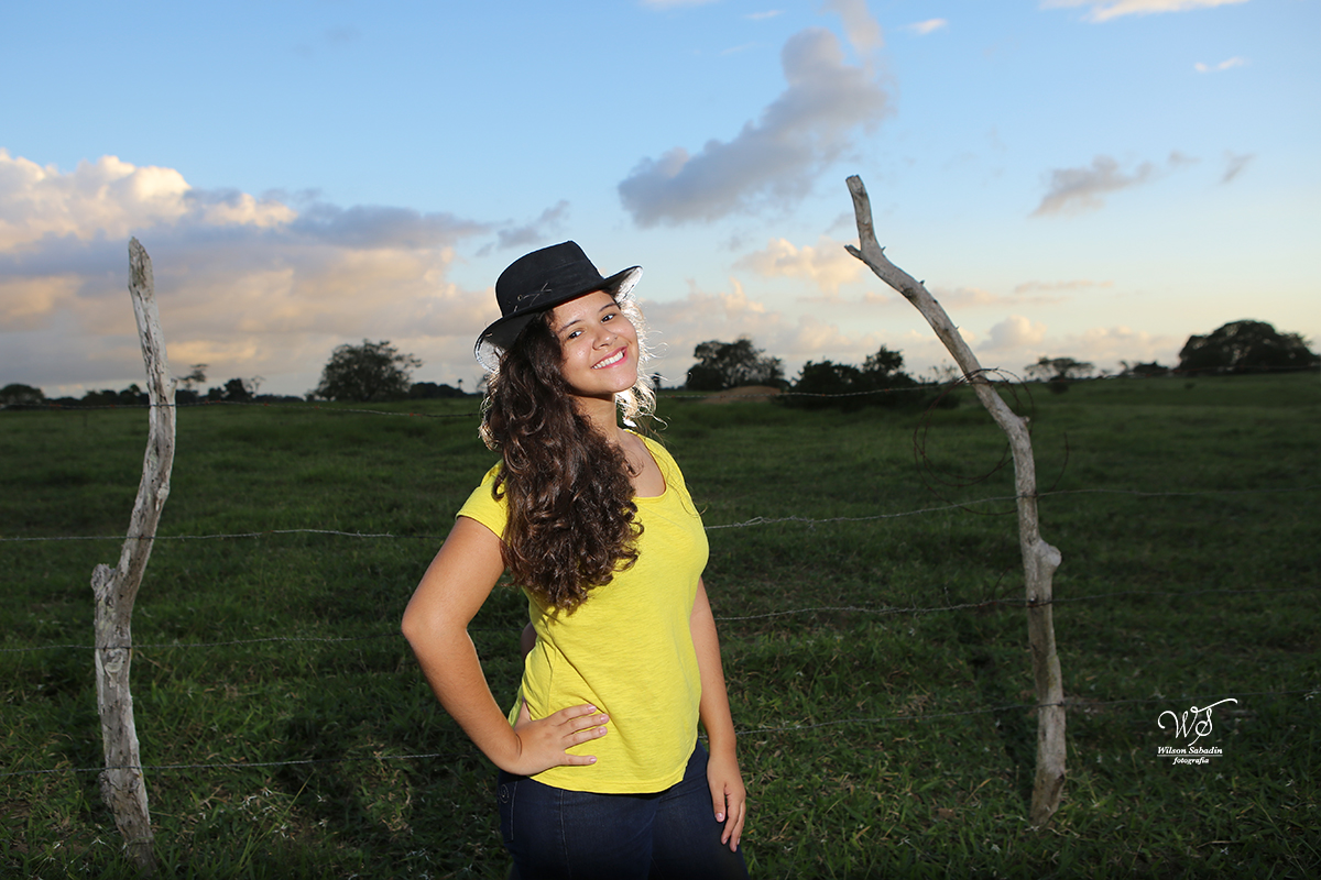 fotografia de 15 a debutante posando no pôr do sol