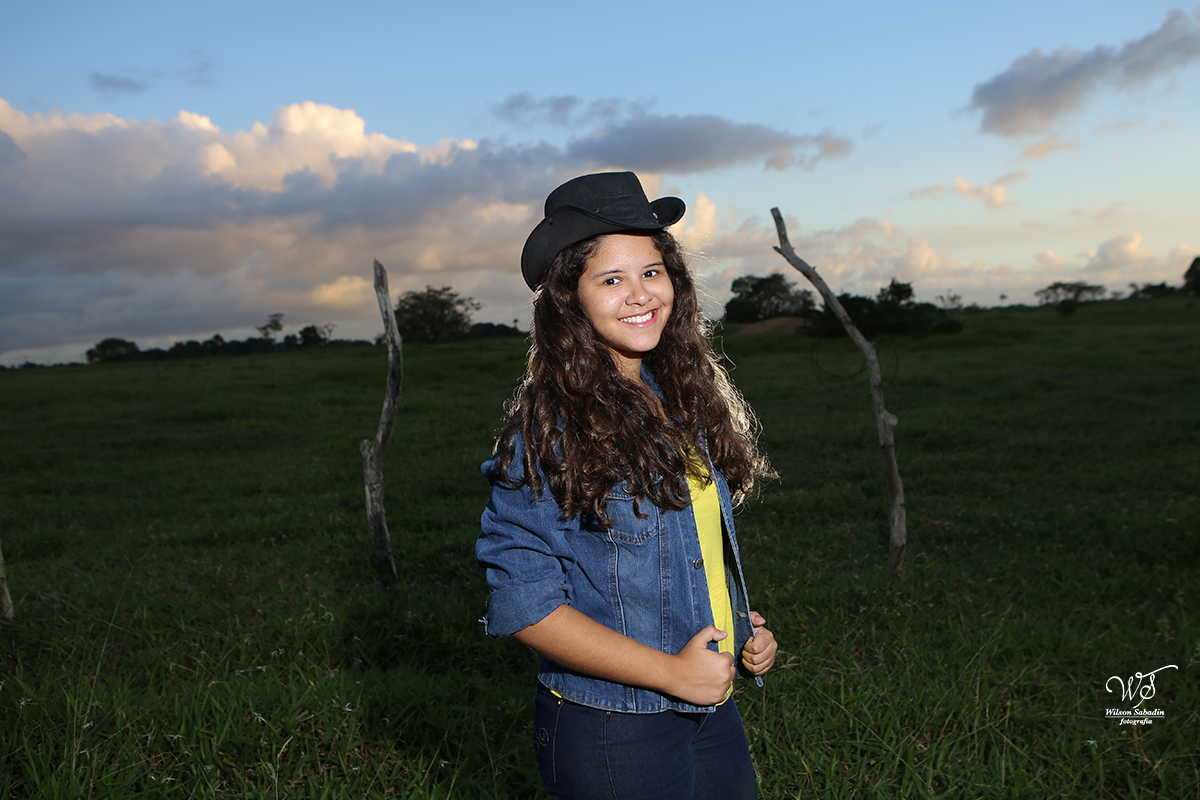 fotografia de 15 a debutante com chapéu de boiadeiro