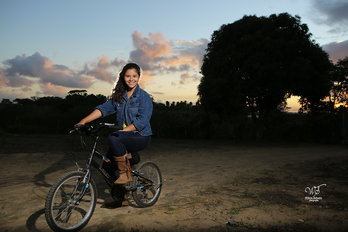 fotografia de 15 a debutante andando de bicicleta