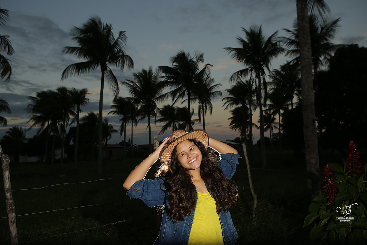 fotografia de 15 a debutante enfrente ao coqueiral