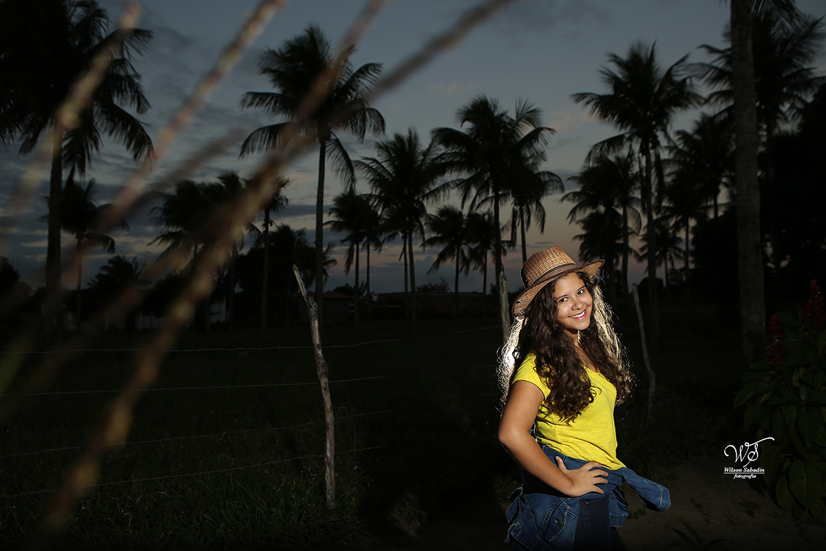 fotografia de 15 a debutante entre o milharal e o coqueiral