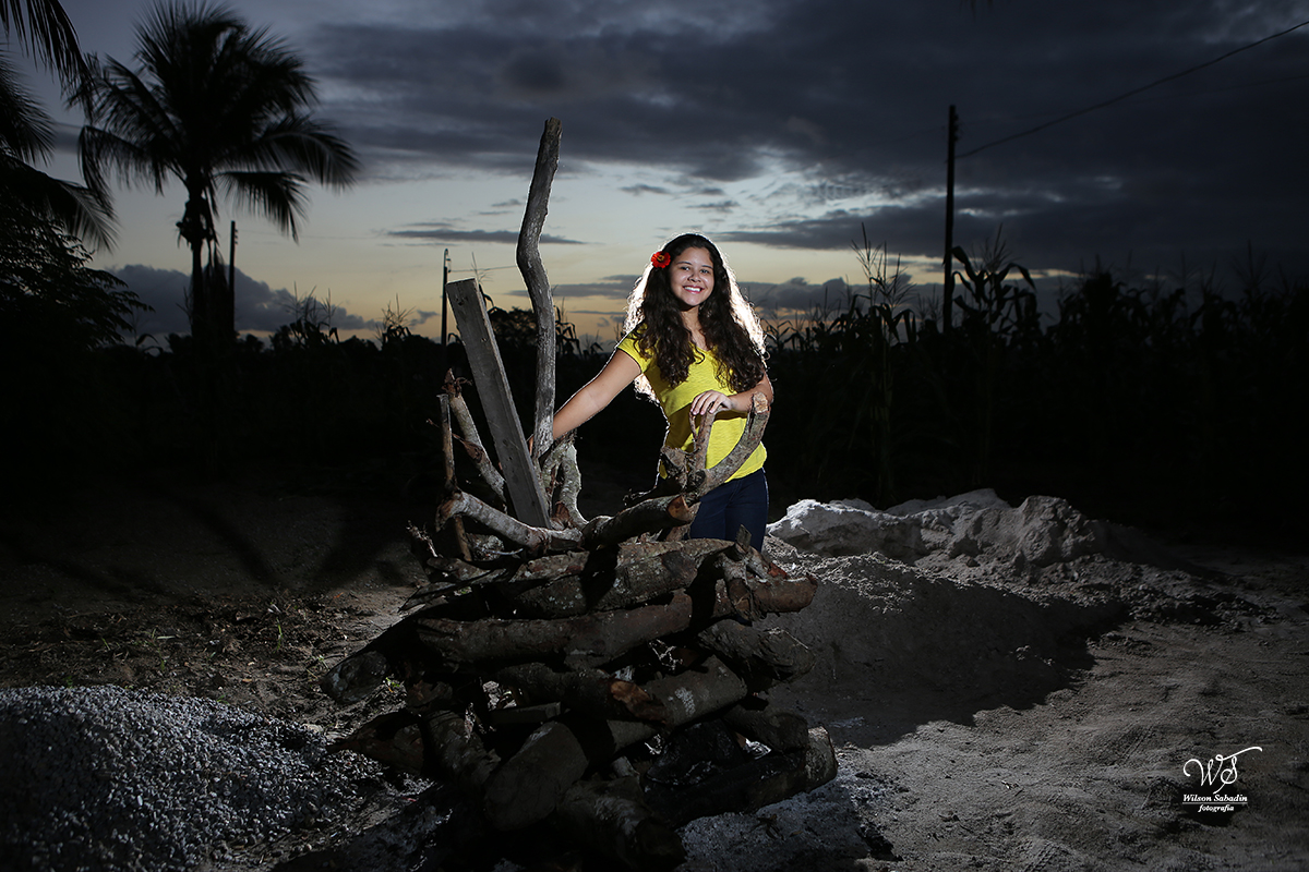 fotografia de 15 a debutante antes de acender a fogueira