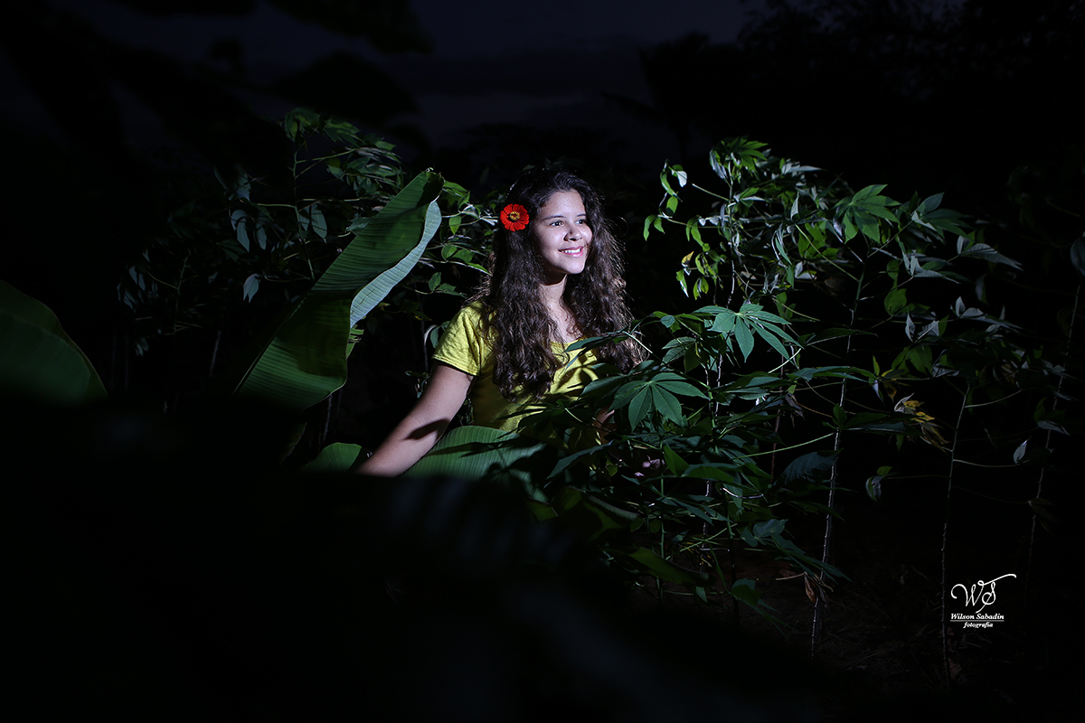 fotografia de 15 a debutante na plantação de aipim