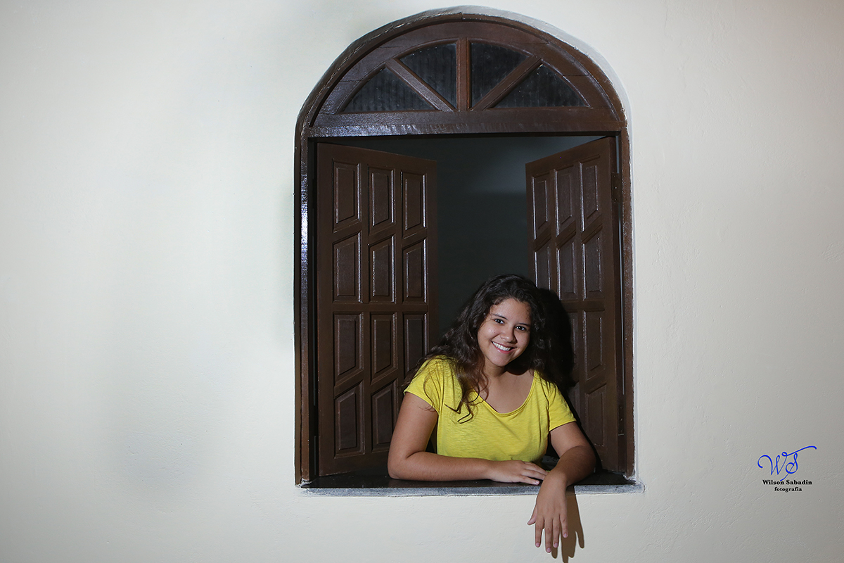 fotografia de 15 a debutante na janela da fazenda