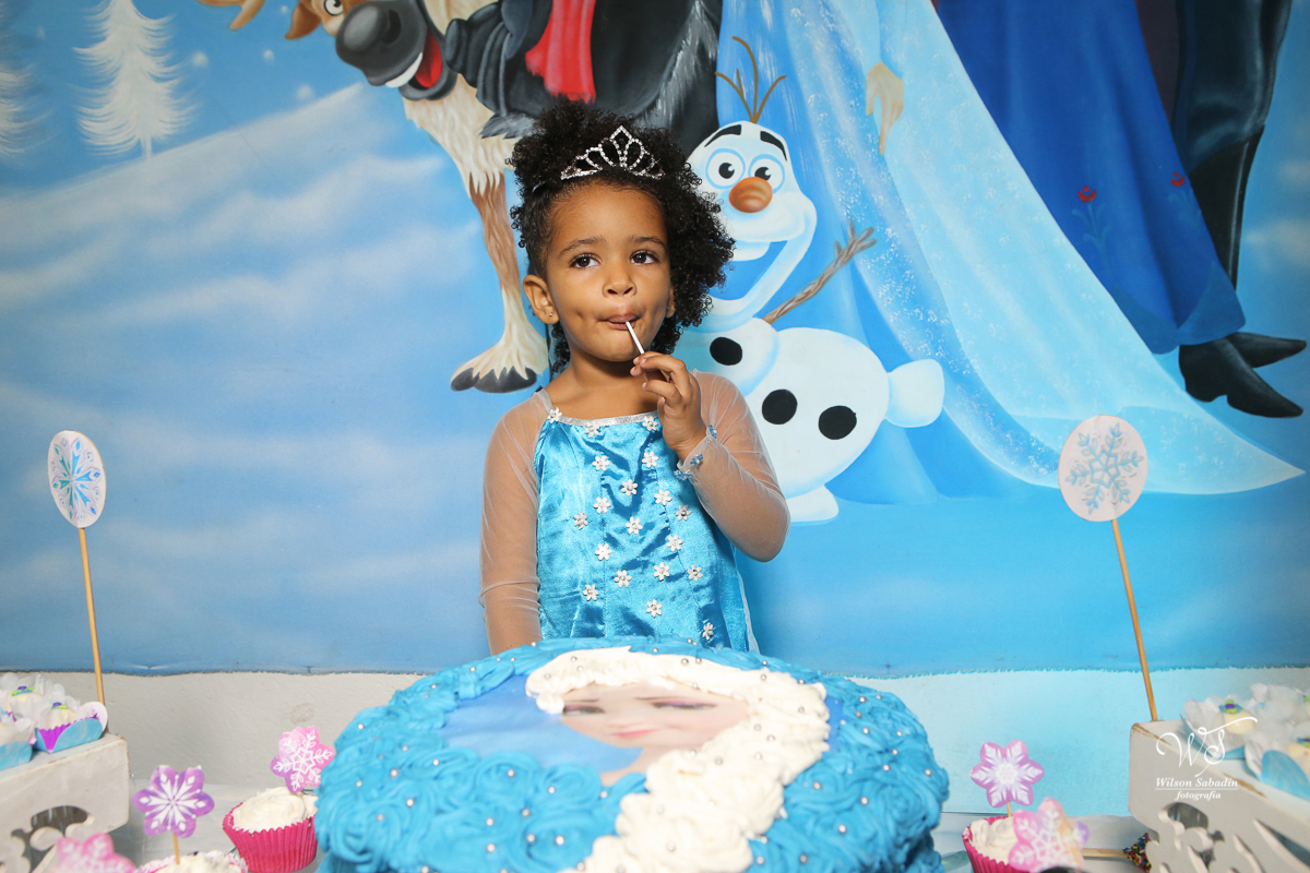 festa infantil a aniversariante chupando pirulito