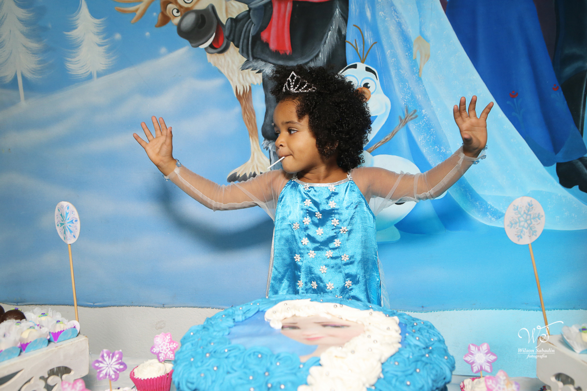 festa infantil a aniversariante de braços abertos