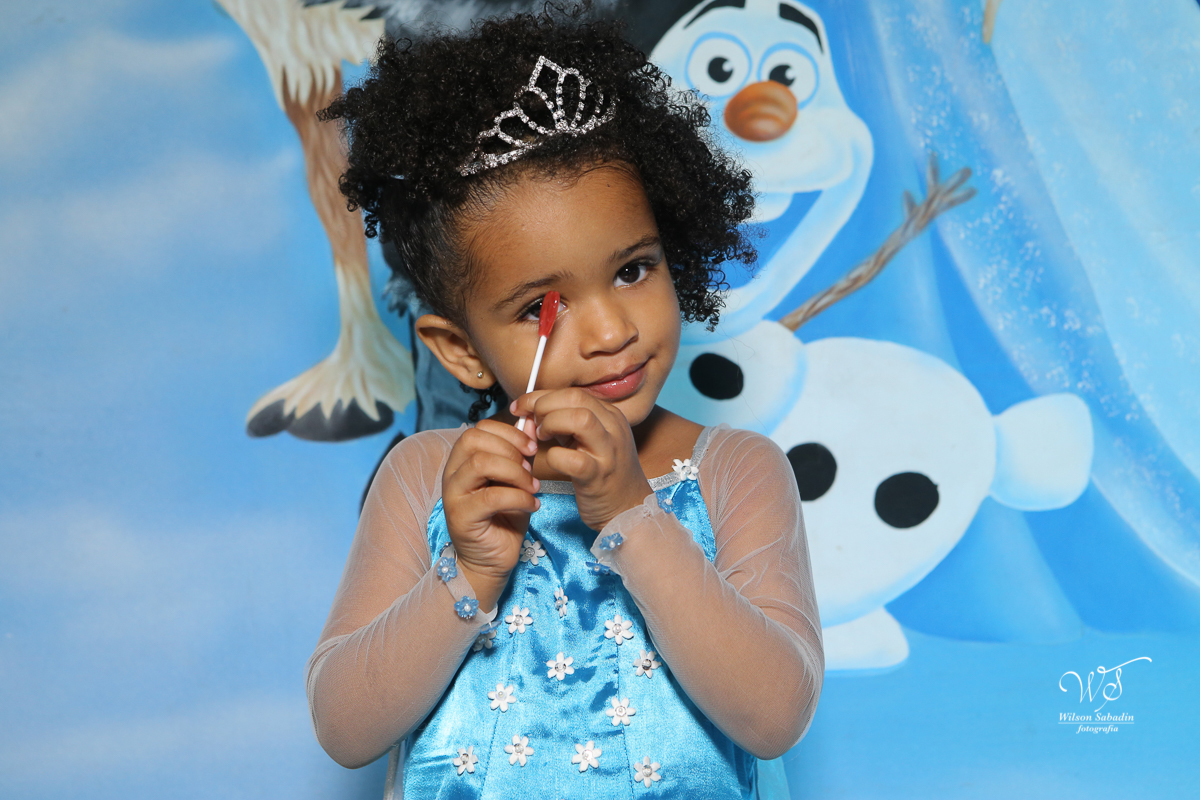 festa infantil a aniversariante mostrando pirulito