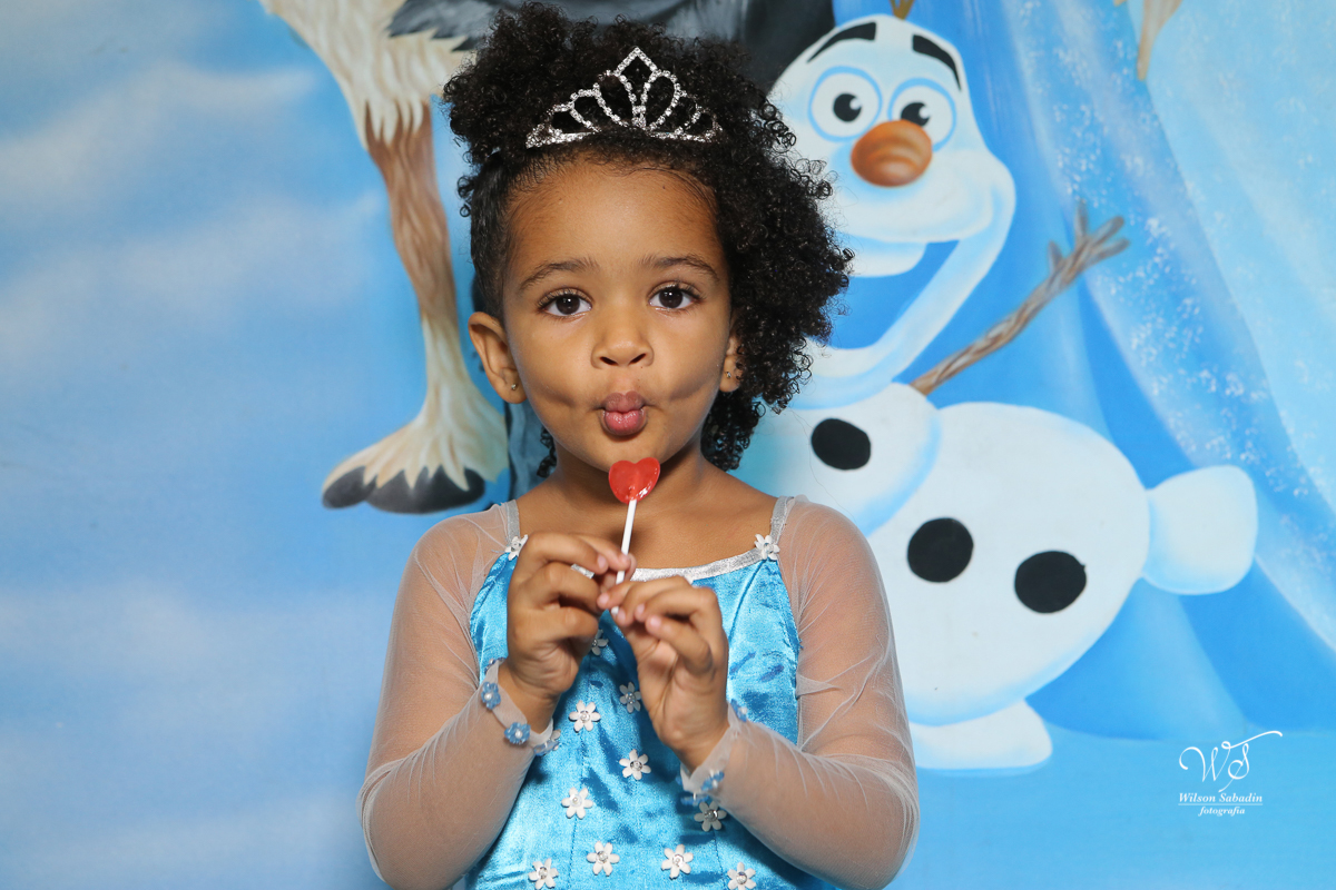 festa infantil aniversariante degustando um pirulito