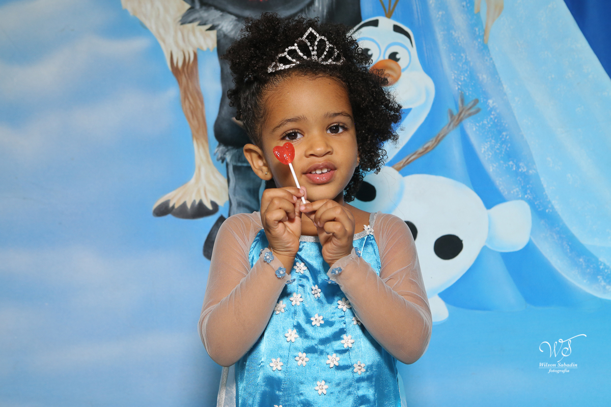 festa infantil a aniversariante mostrando o pirulito