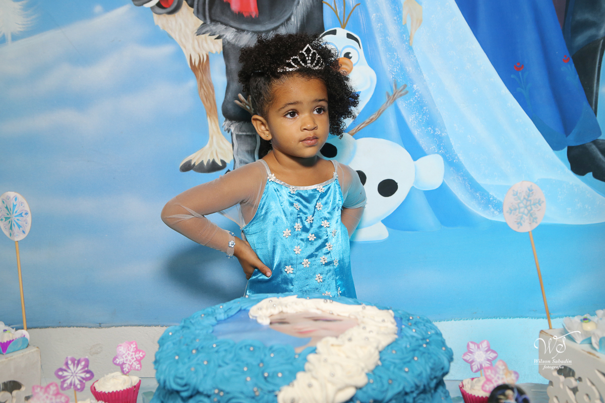 festa infantil a aniversariante com as mãos na cintura