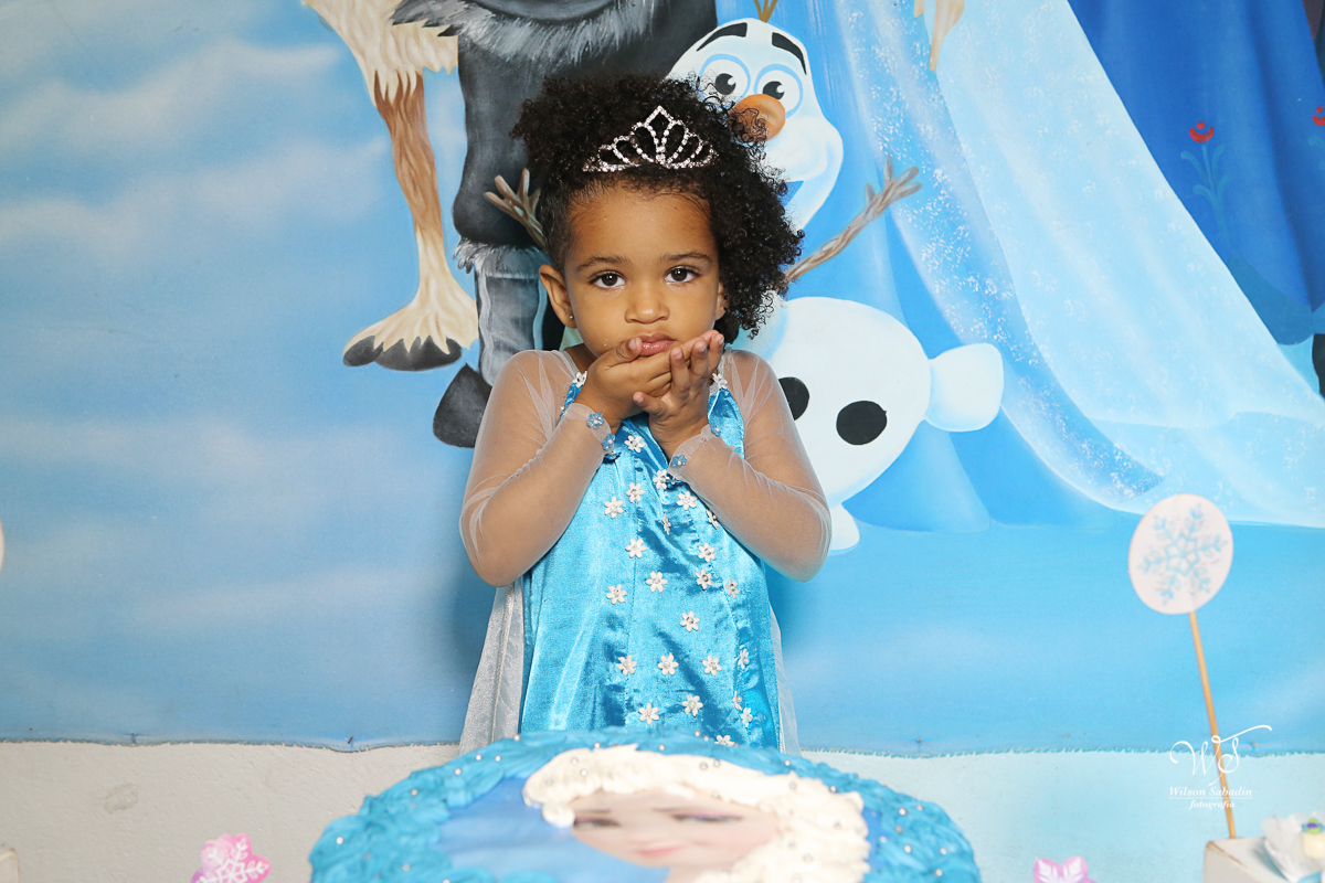 festa infantil a aniversariante oferecendo um beijo