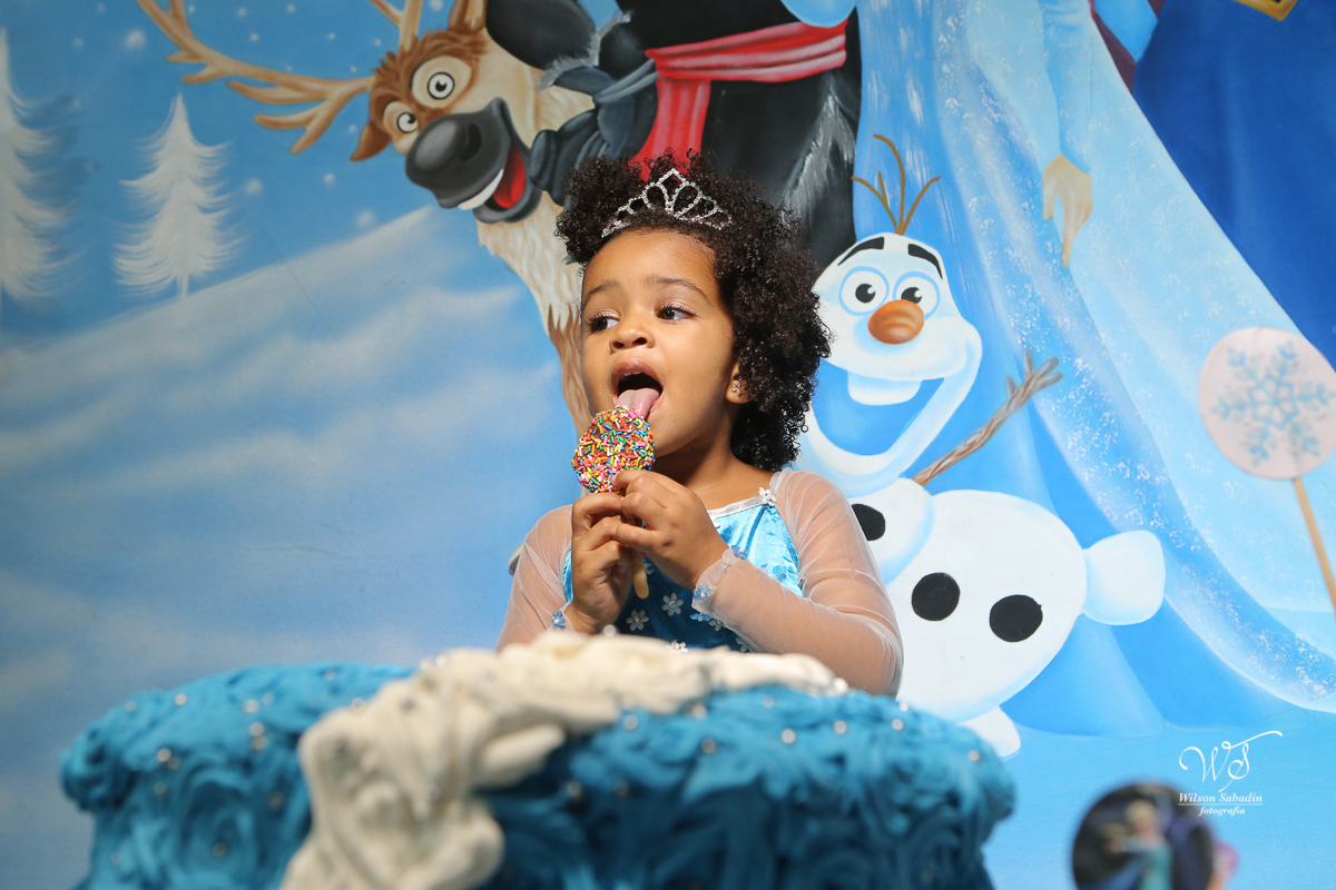 festa infantil a aniversariante com a língua para a fora