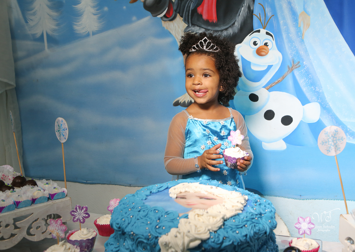 festa infantil a aniversariante comendo coopecake