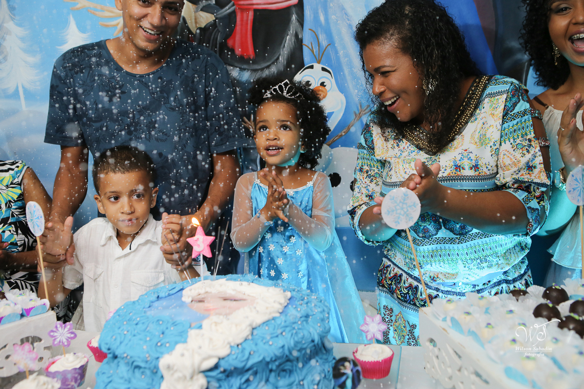festa infantil a aniversariante cantando parabens