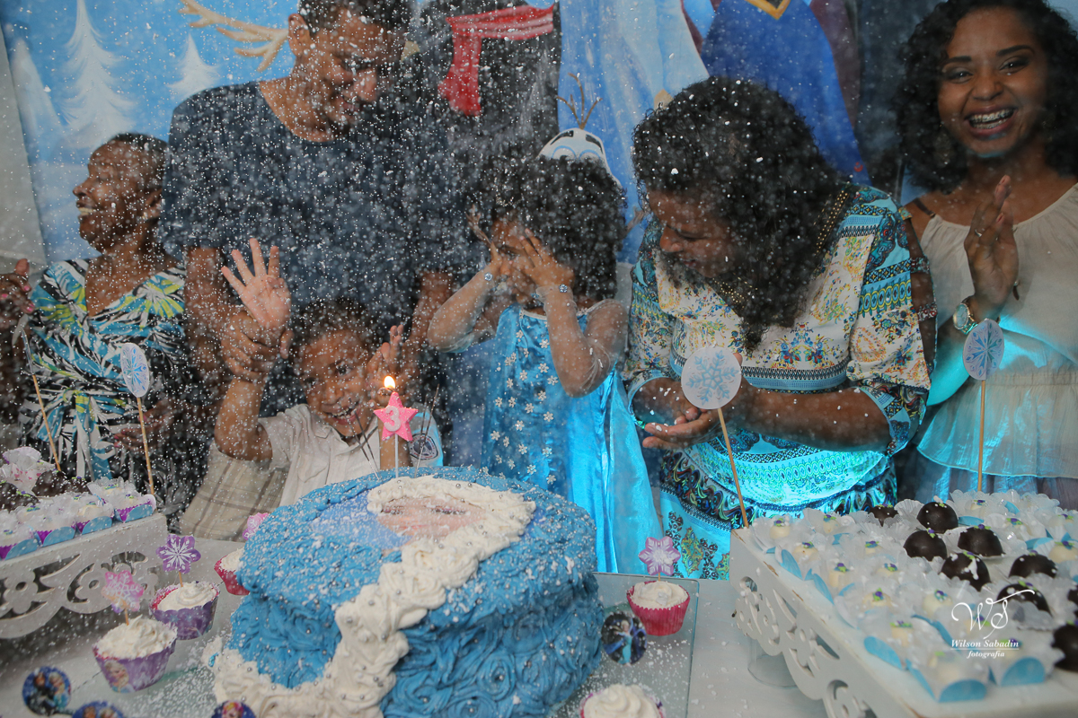 festa infantil a aniversariante na hora do parabens muita neve caindo