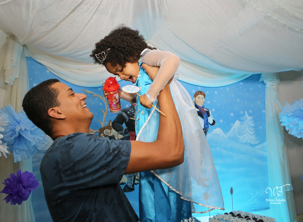 festa infantil  o pai levantando a aniversariante