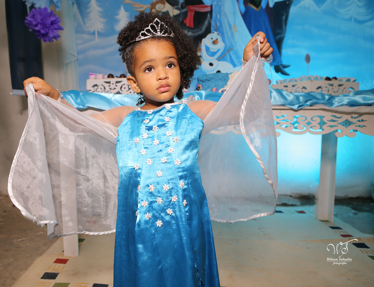 festa infantil  fantasiada de frozen levantando a calda