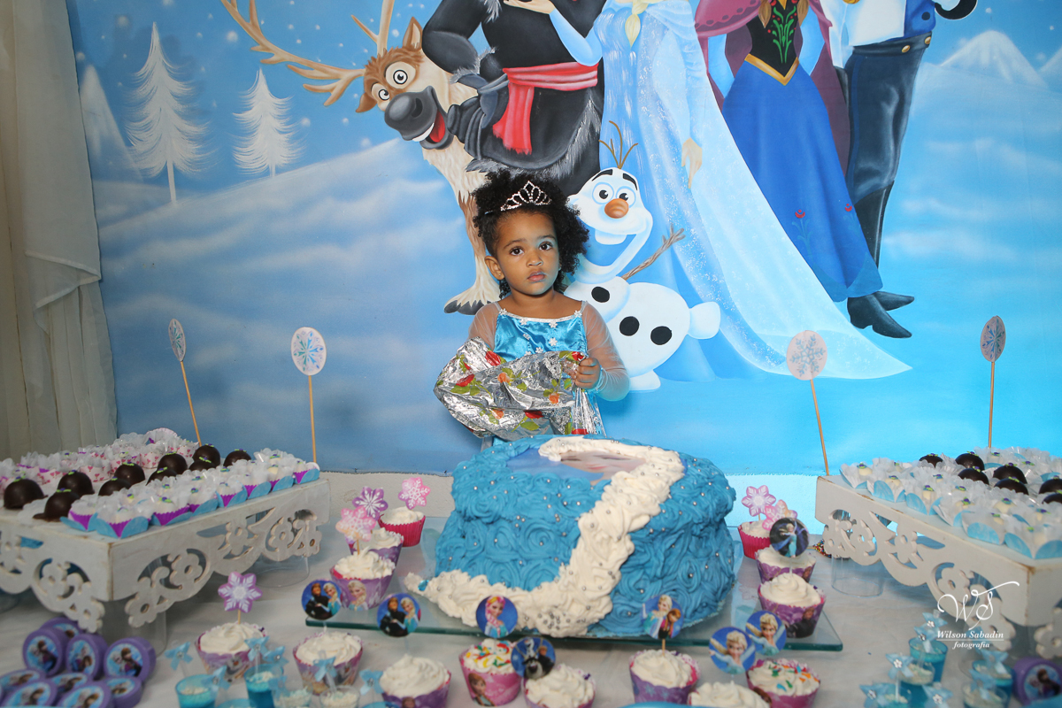 festa infantil abiversariante enfrente ao bolo