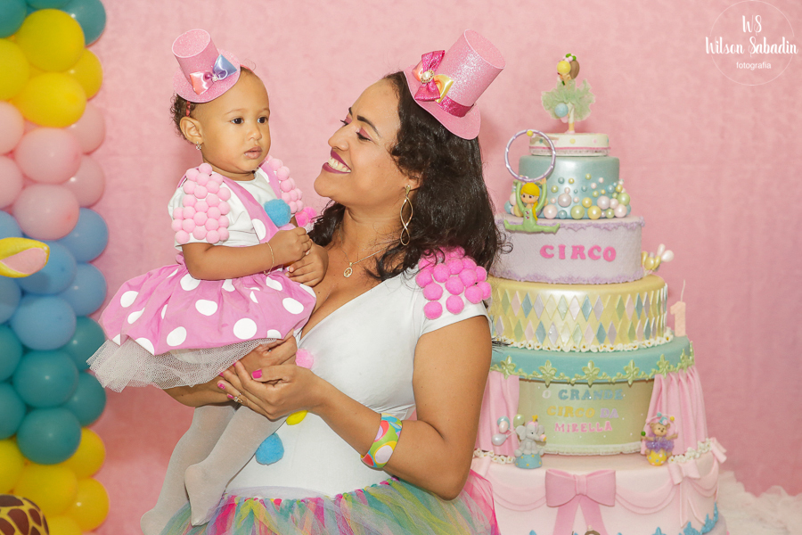 Mirella no colo da mae ao lado do bolo, Fotografia infantil em Salvador Bahia, festa de aniversário infantil