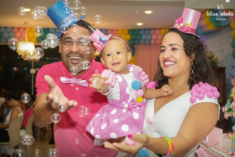 mais fotos com os pais brincando com bolhas de sabão