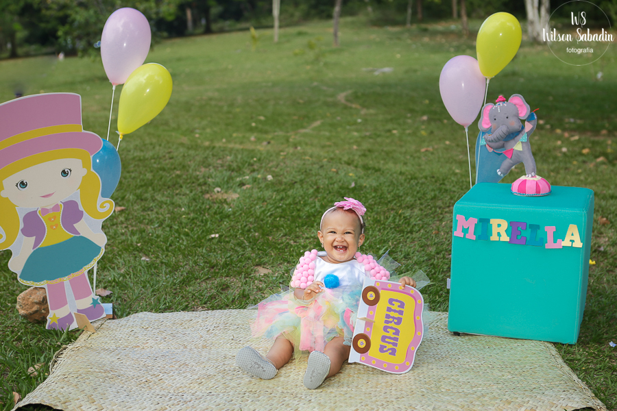 Mirella sentada no paque da cidade, 
Fotografia smash the cake em salvador/ba, fotografia infantil em salvador/ba
