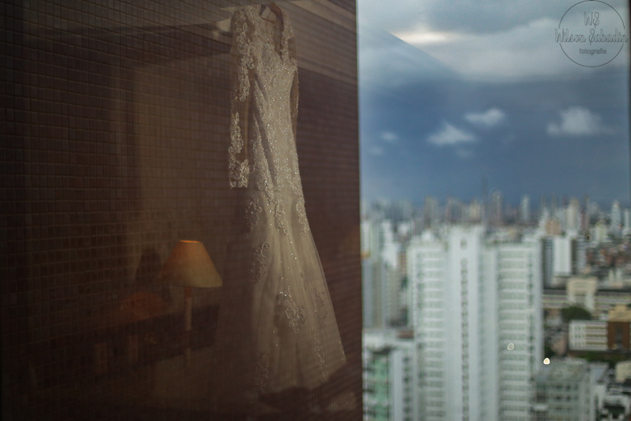 wilson Sabadin fotografia de casamento, vestido de noiva pendurado no teto 