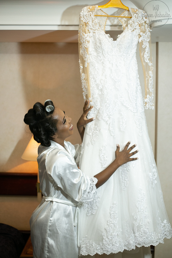 wilson Sabadin fotografia de casamento, vestido de noiva, noiva contemplando o seu lindo vestido de noiva