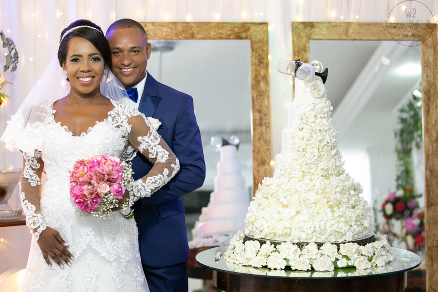 wilson Sabadin fotografia de casamento, ao lado do bolo
