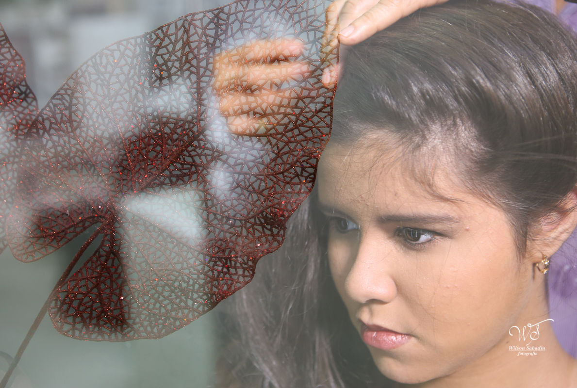 fotografia de 15 anos a debutante no making off sendo penteada