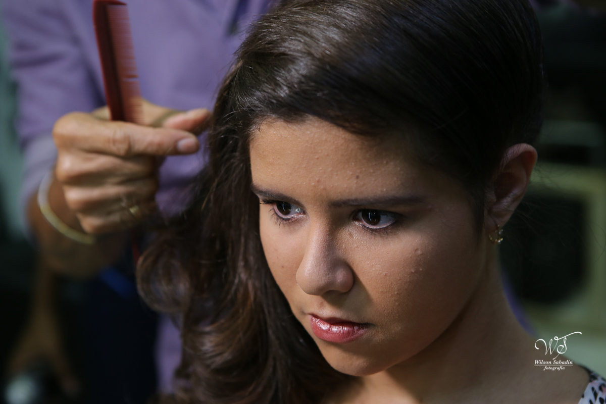 fotografia de 15 anos a debutante no making off arrumando o cabelo
