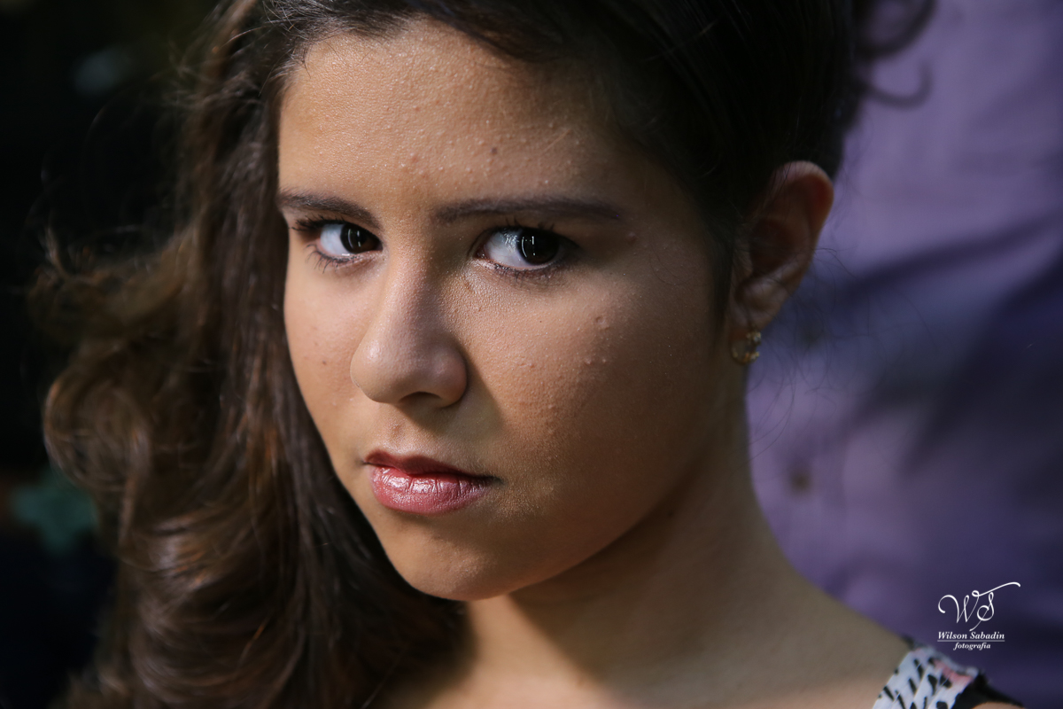 fotografia de 15 anos a debutante no making off com maquiagem