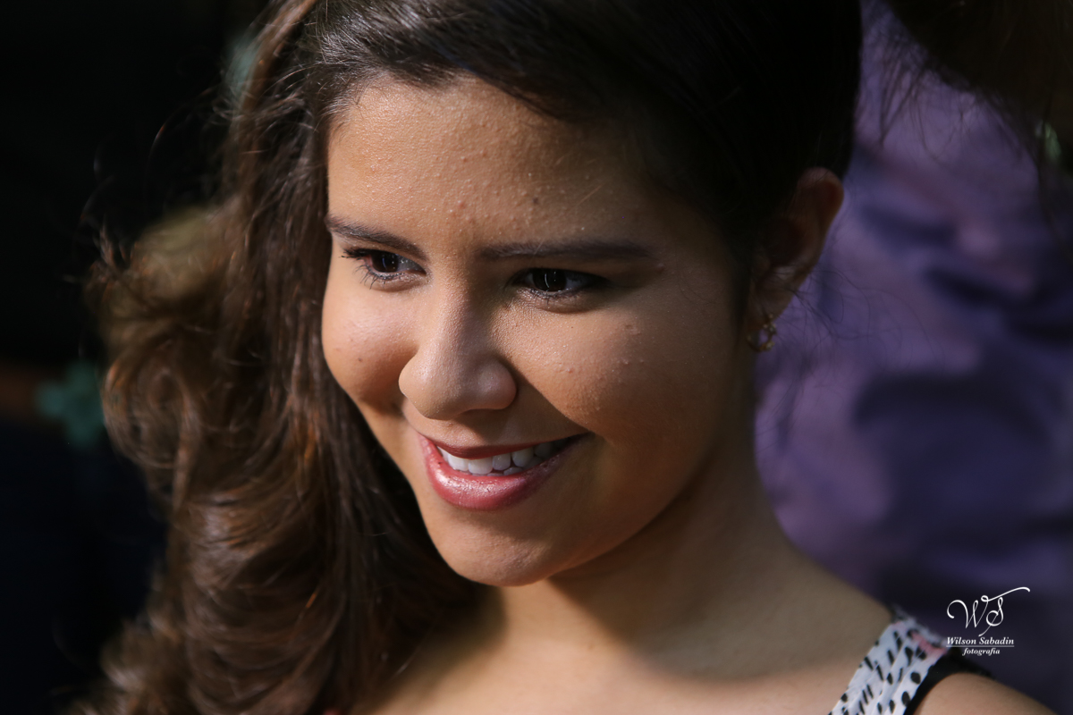 fotografia de 15 anos a debutante no making off sorrindo