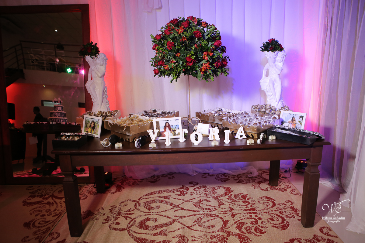 fotografia de 15 anos a debutante com a decoração