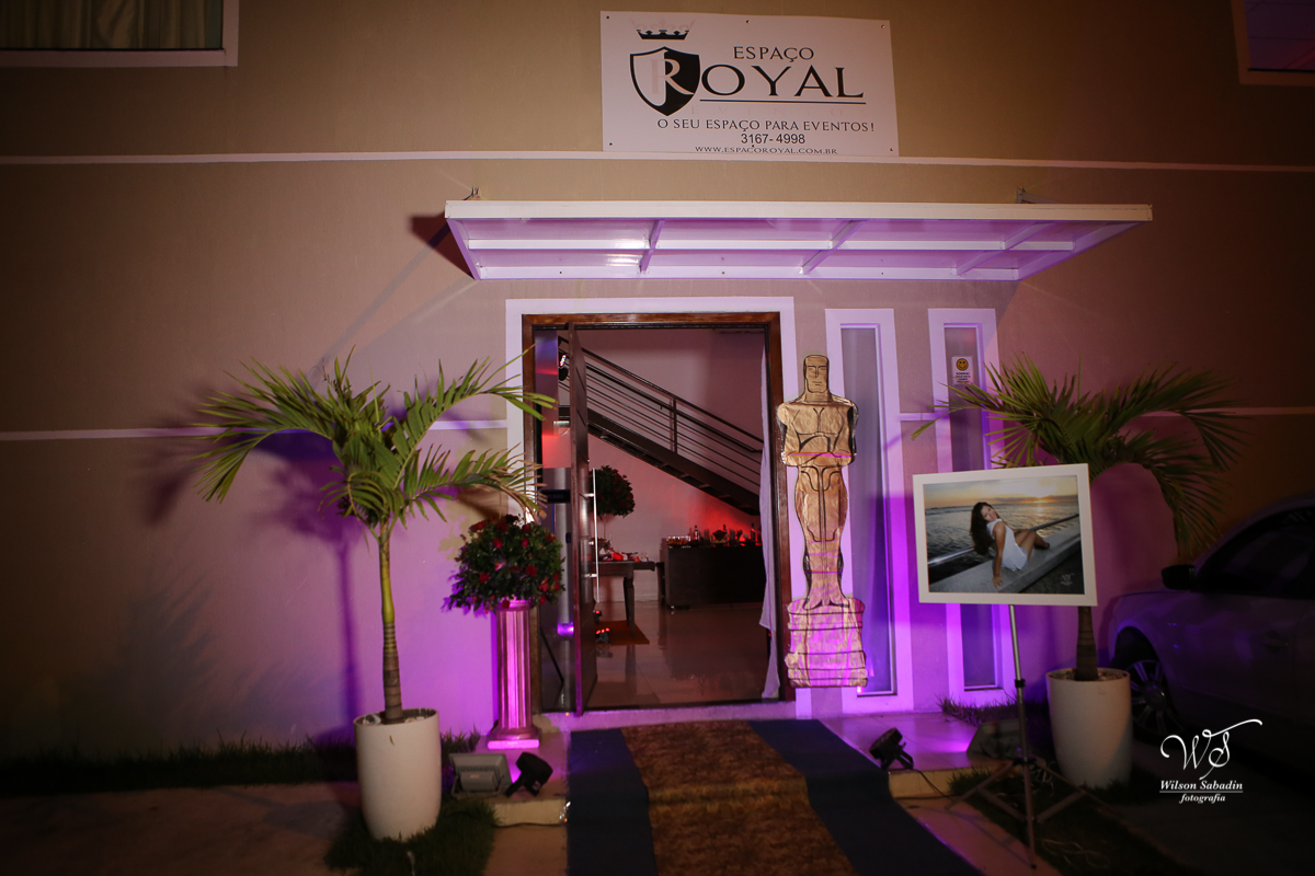 fotografia de 15 anos entrada do evento decorado com luz cênica e pôster