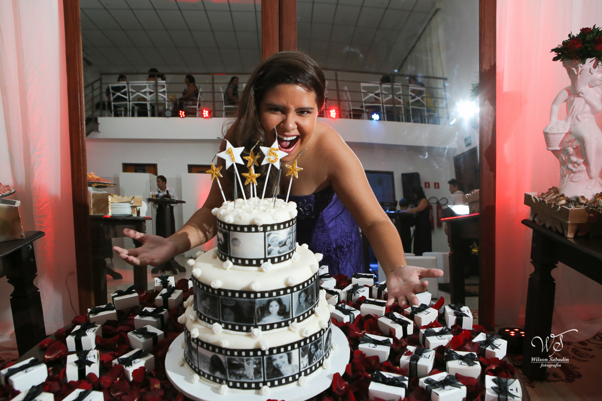 fotografia de 15 anos a debutante com seu bolo