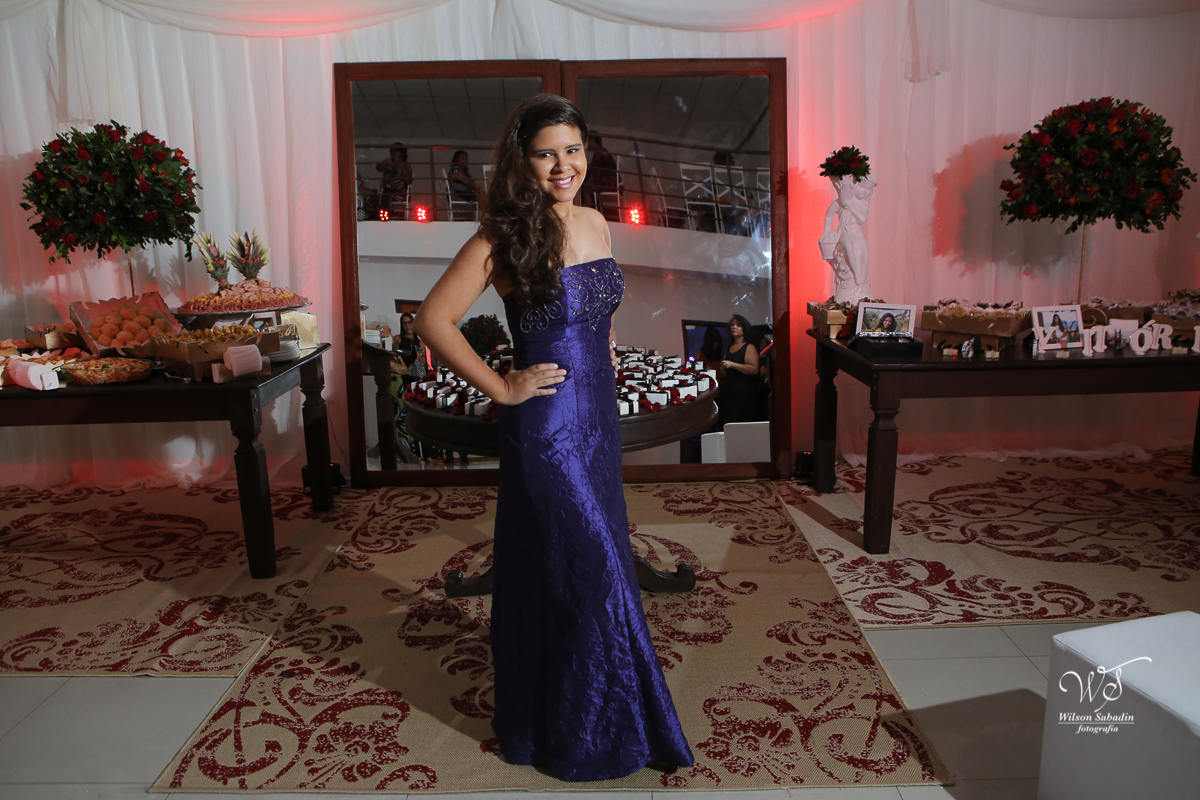 fotografia de 15 anos a debutante com um lindo vestido longo azul