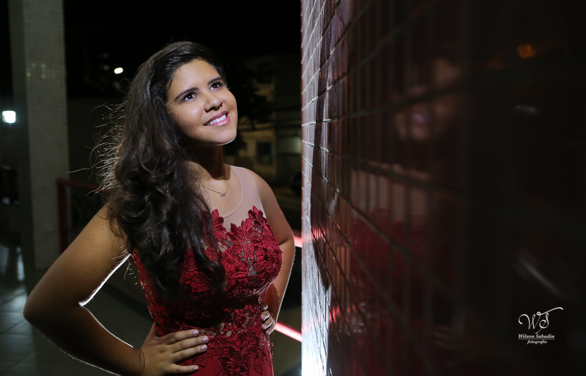 fotografia de 15 anos a debutante na parede de ladrilhos olhando para cima